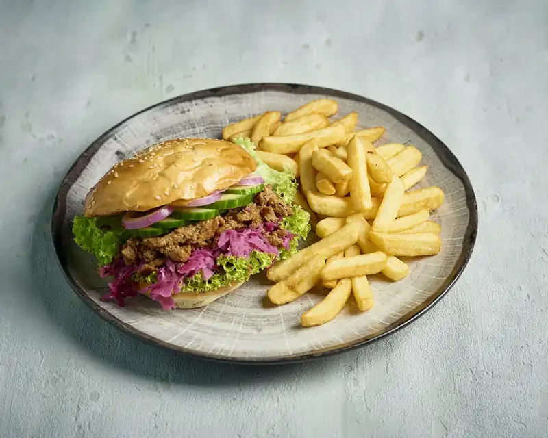Burger z czerwoną kapustą i frytkami