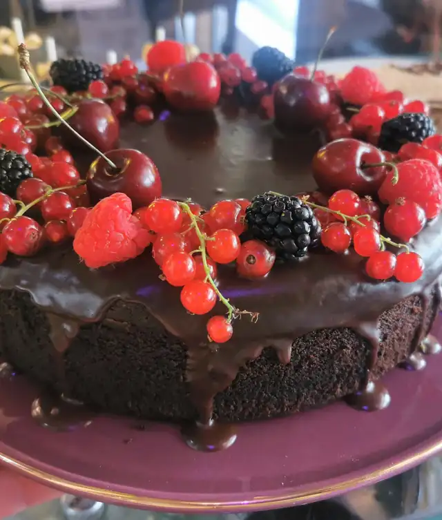 Tort czekoladowy z malinami i jeżynami